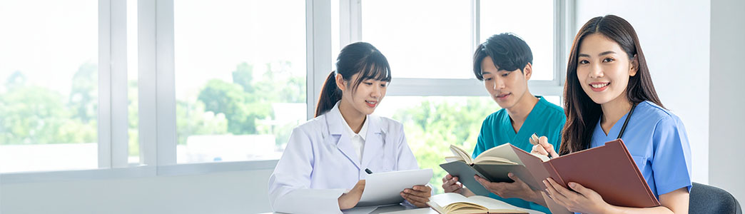 笑顔の日本の看護師